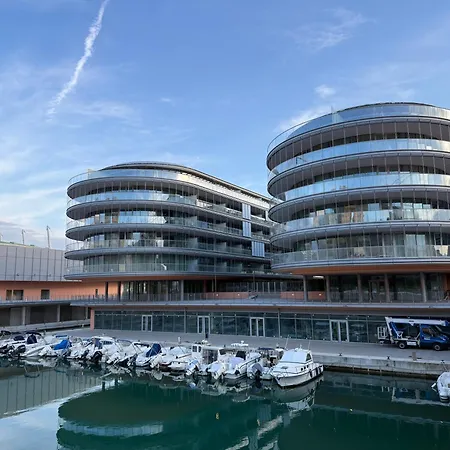 7 Waterfront Apartment *