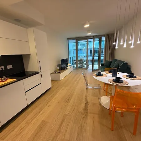 7 Waterfront Apartment *