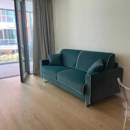 7 Waterfront Apartment *